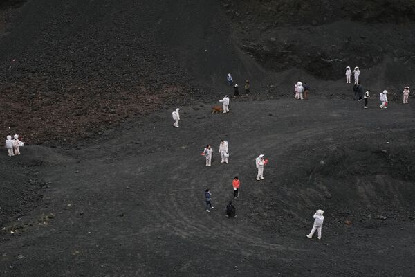 内蒙古乌兰哈达火山群6号火山附近身着宇航员服装的游客们。 - 俄罗斯卫星通讯社