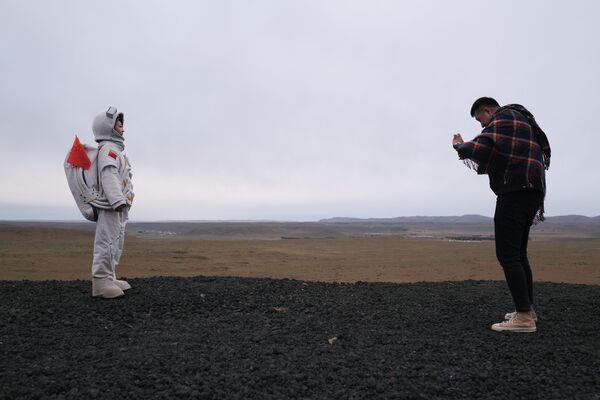 内蒙古乌兰哈达火山群6号火山附近身着宇航员服装的女子。 - 俄罗斯卫星通讯社