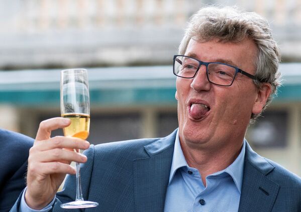 美国新泽西州普林斯顿，英美科学家大卫•麦克米兰用一杯香槟酒庆祝夺得诺贝尔奖。 - 俄罗斯卫星通讯社
