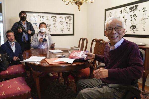 日裔美國氣候學家真鍋淑郎在他位於美國新澤西州普林斯頓的家中與記者交談。 - 俄羅斯衛星通訊社