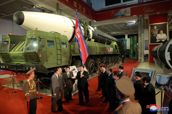 朝鲜领导人金正恩参观平壤国防工业展。 - 俄罗斯卫星通讯社