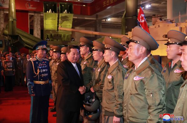 朝鮮領導人金正恩參觀平壤國防工業展。 - 俄羅斯衛星通訊社