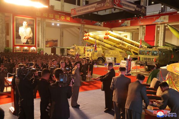朝鮮領導人金正恩在平壤國防工業展上頒獎。 - 俄羅斯衛星通訊社