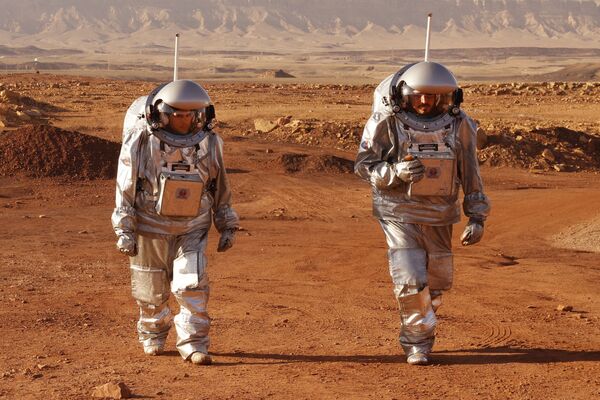 宇航员在以色列内盖夫沙漠的拉蒙陨石坑执行模拟火星训练任务。 - 俄罗斯卫星通讯社