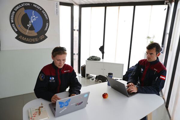 德国宇航员安妮卡•梅利斯和奥地利同事罗伯特•怀尔德执行模拟火星训练任务前。 - 俄罗斯卫星通讯社