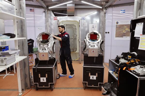 以色列内盖夫沙漠，以色列宇航员在执行模拟火星训练任务前。 - 俄罗斯卫星通讯社