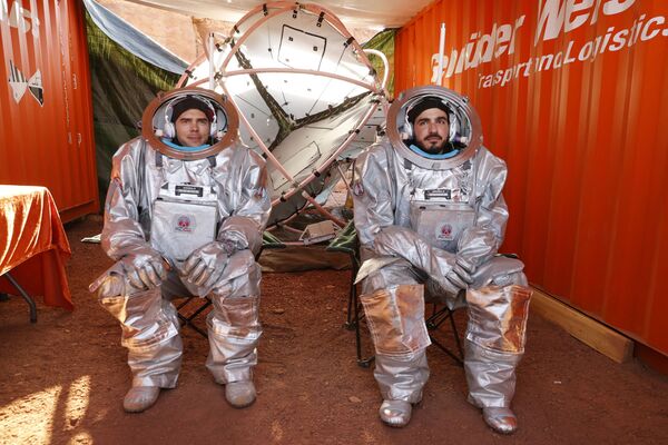以色列南部内盖夫沙漠，宇航员在AMADEE-20火星探险模拟任务开始前。 - 俄罗斯卫星通讯社