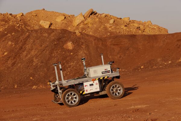 以色列南部内盖夫沙漠，机器人漫游车在执行模拟火星训练任务时移动。 - 俄罗斯卫星通讯社