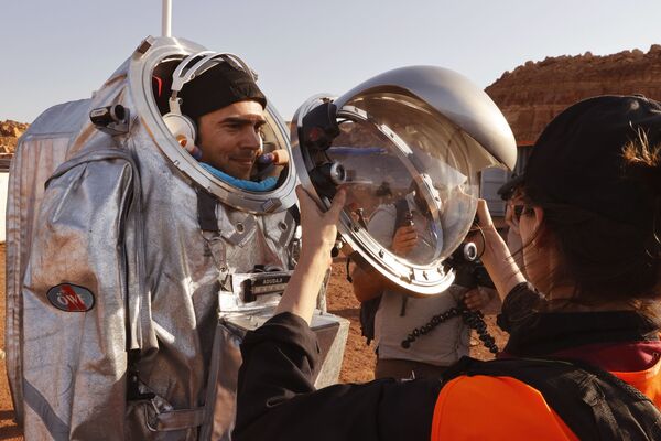 以色列，模拟火星训练任务开始前，技术人员帮助宇航员穿上宇航服。 - 俄罗斯卫星通讯社