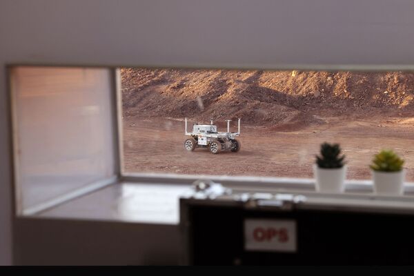 机器人漫游车在执行模拟火星训练任务时移动。 - 俄罗斯卫星通讯社