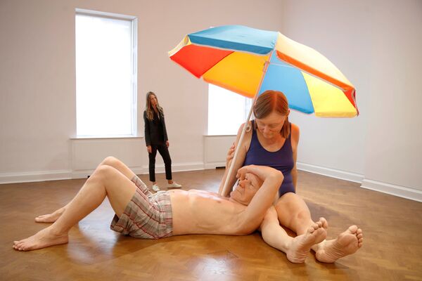 倫敦Thaddaeus Ropac畫廊里，澳大利亞藝術家讓•穆克的雕塑作品《傘下的夫妻》。 - 俄羅斯衛星通訊社
