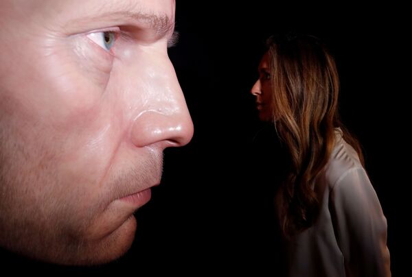 倫敦Thaddaeus Ropac畫廊里，澳大利亞藝術家讓•穆克的雕塑作品《黑暗的地方》。 - 俄羅斯衛星通訊社