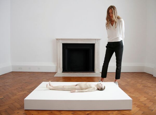 倫敦Thaddaeus Ropac畫廊里，澳大利亞藝術家讓•穆克的雕塑作品《長眠的父親》。 - 俄羅斯衛星通訊社