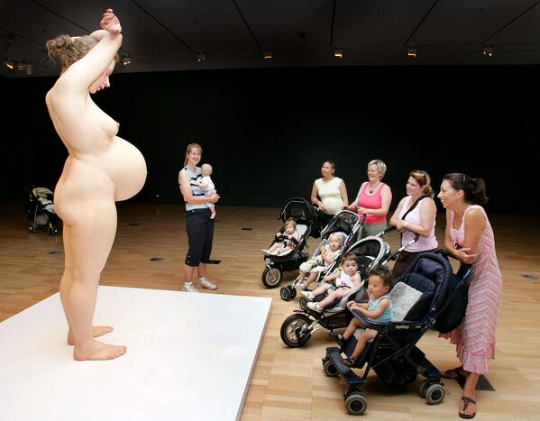 墨爾本維多利亞國家美術館，媽媽們帶著孩子參觀澳大利亞藝術家讓•穆克的孕婦雕塑。 - 俄羅斯衛星通訊社