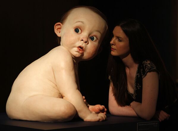 倫敦佳士得拍賣行，澳大利亞藝術家讓•穆克的雕塑作品《巨大的嬰兒》。 - 俄羅斯衛星通訊社