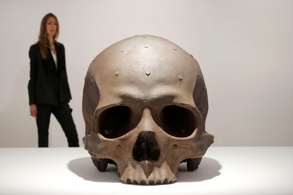 伦敦Thaddaeus Ropac画廊里，澳大利亚艺术家让•穆克的雕塑作品《重负》。 - 俄罗斯卫星通讯社