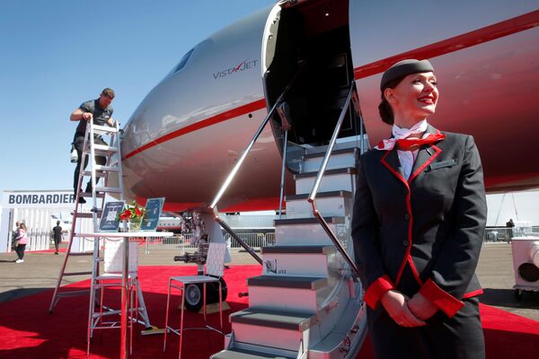 内华达州亨德森，VistaJet Global 7500公务机旁的空姐。 - 俄罗斯卫星通讯社