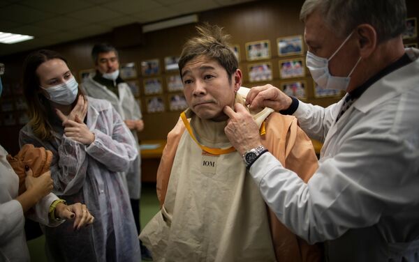 日本企業家前澤友作正在測試宇航服。 - 俄羅斯衛星通訊社