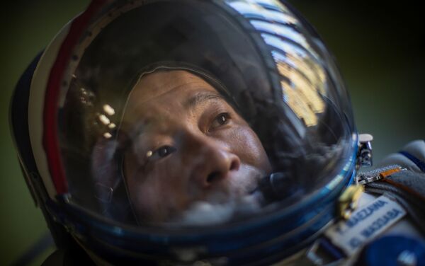 日本企業家前澤友作正在測試宇航服。 - 俄羅斯衛星通訊社
