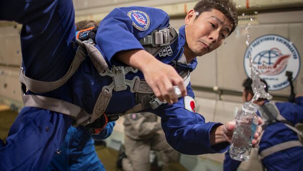 Японский предприниматель Юсаку Маесава во время тренировки в рамках подготовки к полету к МКС  - 俄罗斯卫星通讯社