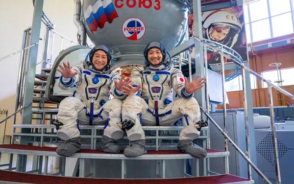 日本企業家前澤友作和助手平野洋三在訓練中。 - 俄羅斯衛星通訊社