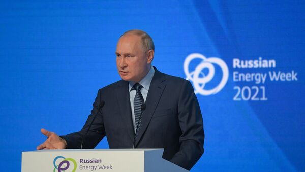 Президент РФ В. Путин принял участие в пленарном заседании форума Российская энергетическая неделя - 俄羅斯衛星通訊社