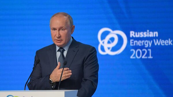 Президент РФ В. Путин принял участие в пленарном заседании форума Российская энергетическая неделя - 俄罗斯卫星通讯社