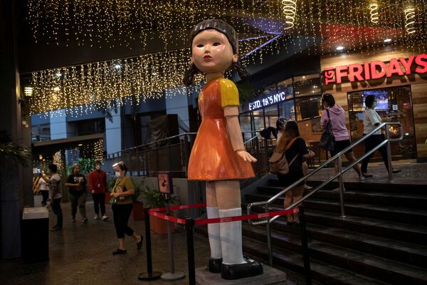 菲律賓奎松商貿中心區域內設置的電影“魷魚遊戲”的3米巨型人偶。 - 俄羅斯衛星通訊社