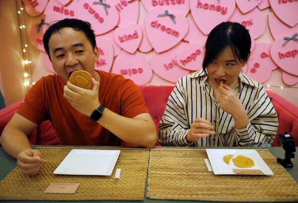  電影《魷魚遊戲》的新加坡影迷們聚集在Brown Butter咖啡廳。 - 俄羅斯衛星通訊社