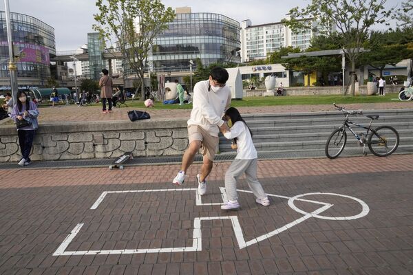 韓國父女在高陽市公園體驗《魷魚遊戲》。 - 俄羅斯衛星通訊社