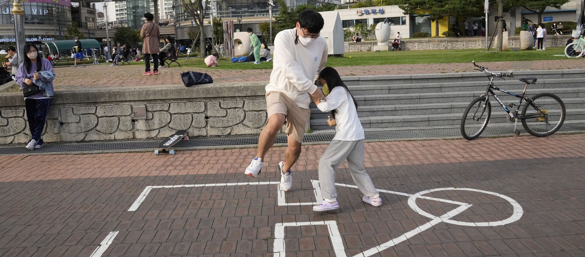 Сон Кван Чже и его дочь Чжэ Ин играют в оригинальную «Игру в кальмара» в парке в Кояне, Южная Корея - 俄羅斯衛星通訊社, 1920, 29.10.2021
