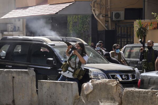 貝魯特郊區武裝衝突中與真主黨聯盟的什葉派組織的支持者。 - 俄羅斯衛星通訊社