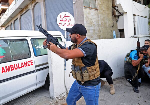 贝鲁特郊区塔乌尼地区冲突中的”阿迈勒运动“战士。 - 俄罗斯卫星通讯社
