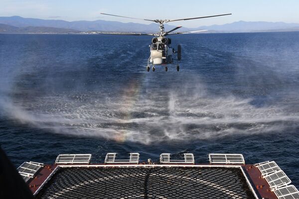 俄中 “海上聯合-2021” 海上軍演在日本海水域舉行。圖為俄海軍卡-27PS直升機在“轟鳴”號護衛艦起降。 - 俄羅斯衛星通訊社