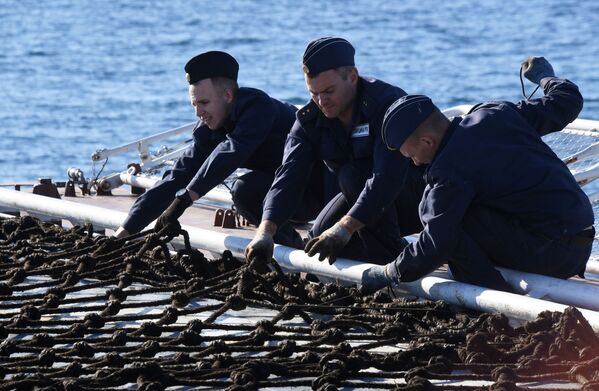 俄中 “海上聯合-2021” 海上軍演在日本海水域舉行。圖為俄海軍“轟鳴”號護衛艦官兵。 - 俄羅斯衛星通訊社