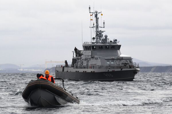 俄中 “海上联合-2021” 海上军演在日本海水域举行。图为俄海军太平洋舰队“P-377”型“白嘴鸦雏”号 反破坏快艇。 - 俄罗斯卫星通讯社