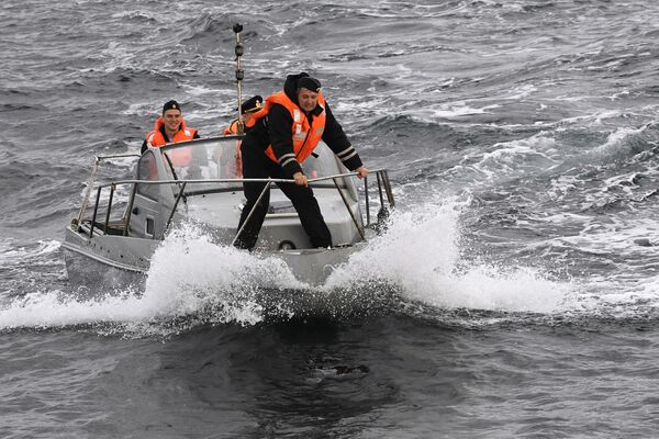 俄中 “海上聯合-2021” 海上軍演在日本海水域舉行。圖為正在參加演習活動的俄海軍水兵。 - 俄羅斯衛星通訊社