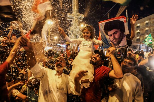  伊拉克萨德尔运动支持者庆祝党派在议会选举中胜出。 - 俄罗斯卫星通讯社
