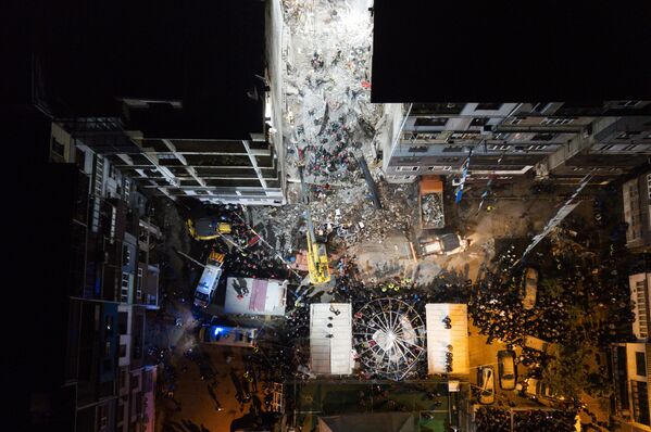 格鲁吉亚巴统市楼房垮塌事故现场救援工作仍在继续。楼房于5月26日发生垮塌，造成人员死伤。 - 俄罗斯卫星通讯社
