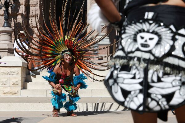 阿兹特克•瓜达卢帕纳舞蹈演员在美国奥斯汀市表演。 - 俄罗斯卫星通讯社
