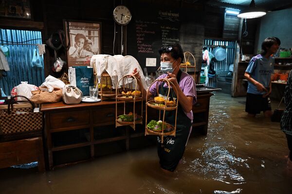  泰国洪水餐厅Chaopraya Antique服务员为顾客传递甜点。 - 俄罗斯卫星通讯社