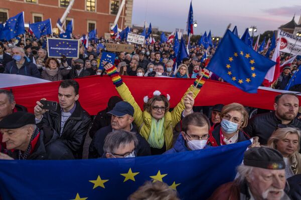  华沙市民在集会活动中挥舞欧盟旗。 - 俄罗斯卫星通讯社
