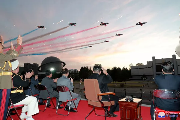 金正恩觀看“自衛-2021”國防展覽開幕式中舉行的飛行表演。 金正恩觀看“自衛-2021”國防展覽開幕式中舉行的飛行表演。 - 俄羅斯衛星通訊社