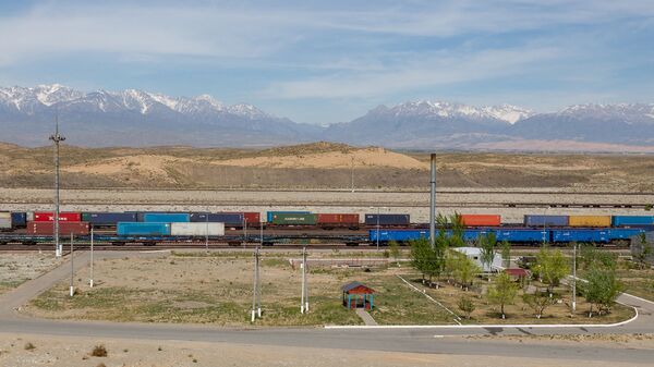 哈萨克斯坦已开始修建一条铁路线，将大大缩短向中国运送货物的时间 - 俄罗斯卫星通讯社
