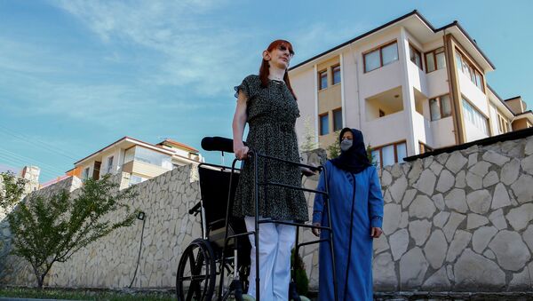 世上在世最高女子魯梅伊莎•蓋爾吉（身高215.16釐米）與她的母親薩費耶•蓋爾吉在土耳其的新聞發佈會上擺姿合影 - 俄羅斯衛星通訊社
