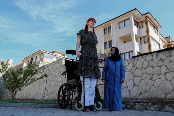 世上在世最高女子鲁梅伊莎•盖尔吉（身高215.16厘米）与她的母亲萨费耶•盖尔吉在土耳其的新闻发布会上摆姿合影 - 俄罗斯卫星通讯社