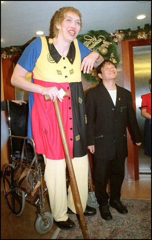世界最高女性之一桑迪•艾伦（231厘米）与吉尼斯世界纪录博物馆台湾分馆馆长斯蒂芬•戴站在一起 - 俄罗斯卫星通讯社