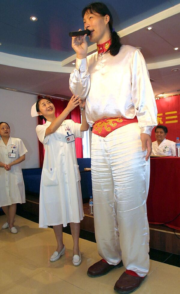 亞洲最高女子姚德芬（234釐米）向中國廣東三九腦科醫院醫生致謝 - 俄羅斯衛星通訊社