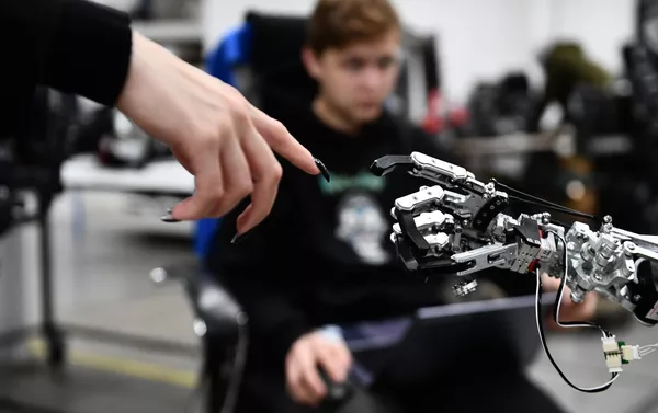 俄羅斯Robo-C機器人在彼爾姆“Promobot”機器人公司車間內組裝調試。 - 俄羅斯衛星通訊社