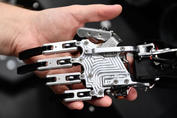 俄羅斯Robo-C機器人在彼爾姆“Promobot”機器人公司車間內組裝調試。 - 俄羅斯衛星通訊社